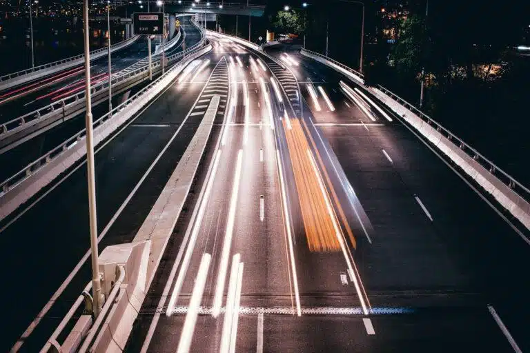 Service de chauffeur privé VTC pour des trajets longue distance, avec des fourgons Mercedes Classe V offrant confort et élégance.