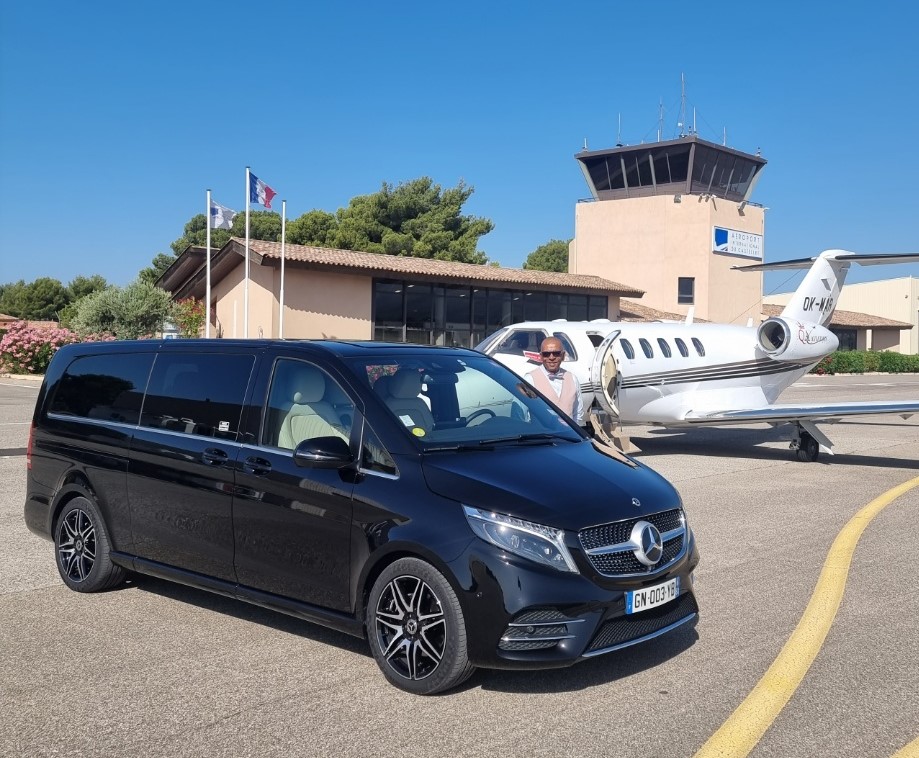 Service de chauffeur privé pour vos transferts vers l'aéroport de Marseille, en Mercedes Classe V, alliant confort et ponctualité.