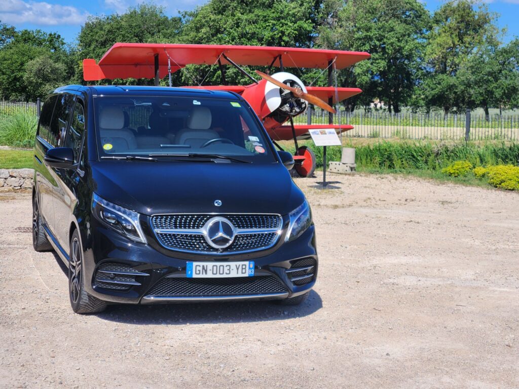 Service de chauffeur privé pour vos transferts vers l'aéroport de Marseille, en Mercedes Classe V, alliant confort et ponctualité.