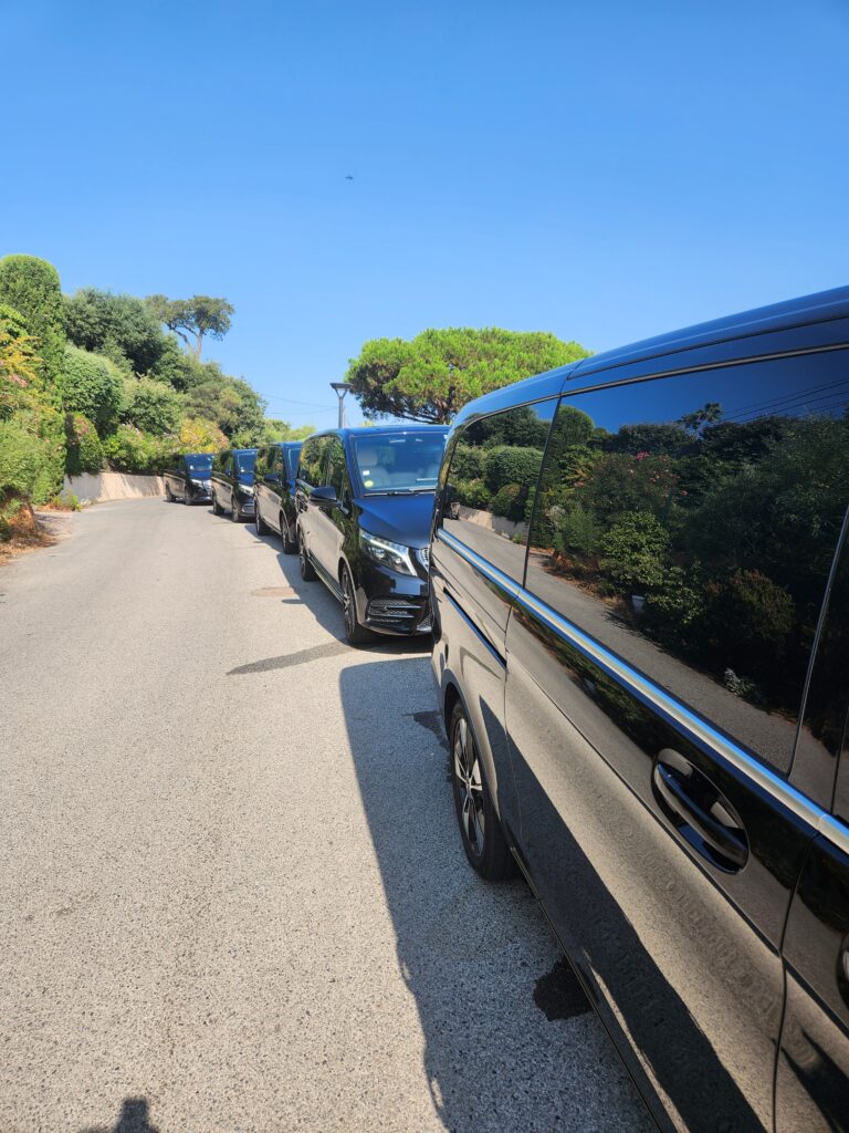 Chauffeur privé pour vos déplacements professionnels lors de séminaires et congrès, avec des vans Mercedes Classe V alliant confort et élégance.