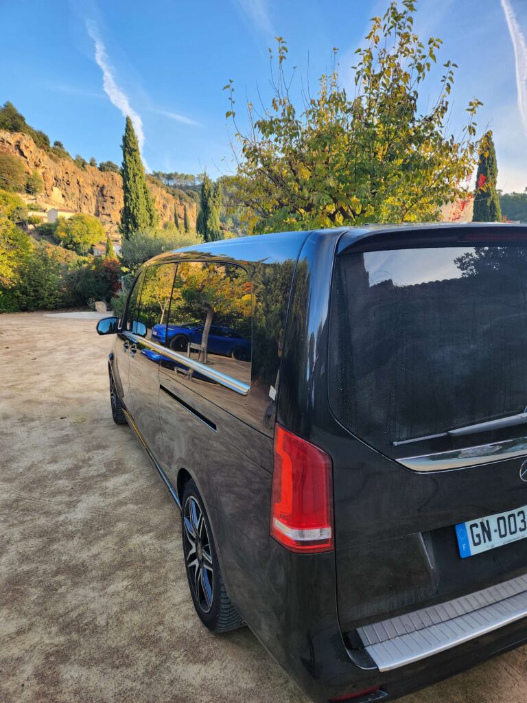 Service de chauffeur privé pour vos déplacements vers ou depuis Le Beausset, avec des vans Mercedes Classe V pour un confort haut de gamme.