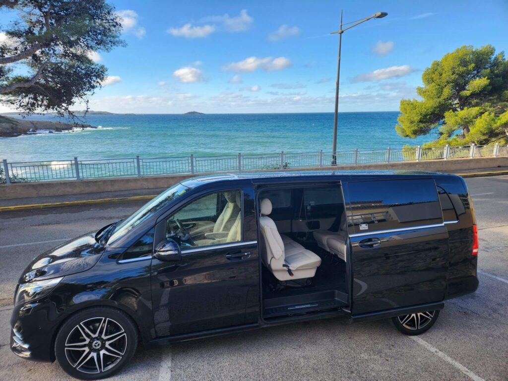 Service de chauffeur privé VTC à Sanary, en Mercedes Classe V, pour des déplacements sur mesure et haut de gamme.