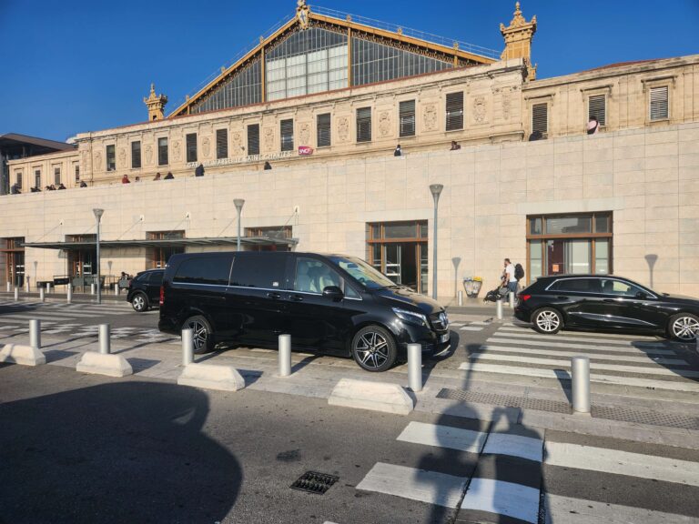 Service de chauffeur privé pour vos transferts vers ou depuis la gare de Sanary-Ollioules, avec des vans Mercedes Classe V pour un confort optimal.