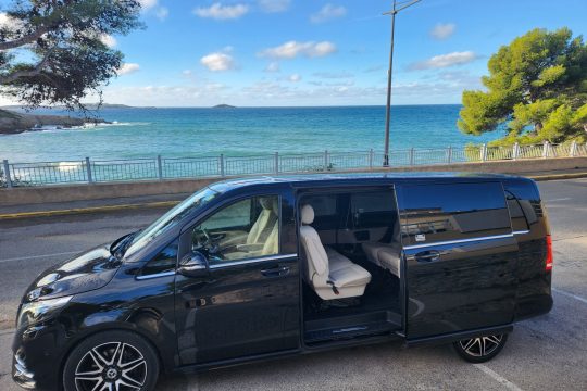 Service de chauffeur privé pour découvrir les merveilles du Var, à bord de vans Mercedes Classe V alliant confort et élégance.